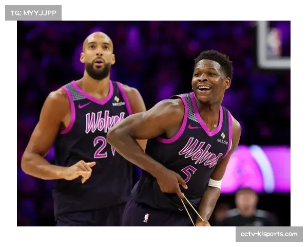 通讯:森林狼更衣室庆祝锁定季后赛席位,爱德华兹泼水主教练芬奇